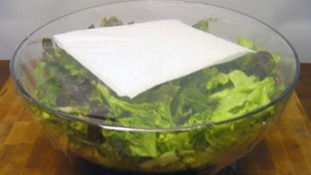 <p>Salataya kullanacağınız marulun üzerine bir adet havlu kağıt koyarak muhafaza ederseniz, marul bir hafta kadar taze kalacaktır.</p>
<p> </p>