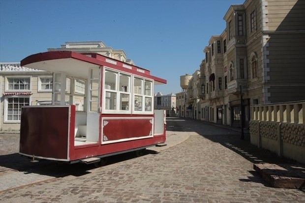 <p>Çetintaş "Yurt dışından dizi, film, belgesel ve reklam filmi için talepler oluyor. Biz de elimizden geldiğince hizmet sunmaya çalışıyoruz. Yurt dışından gelen taleplere açığız. Kostümünden marangozhane, prop atölyesi, boyahane.. Tam bir fabrika olarak çalışıyoruz. Her türlü hizmeti verebiliyoruz. Konaklama ve yeme içme her şeyi karşılayabiliyoruz" dedi.</p>
<p> </p>