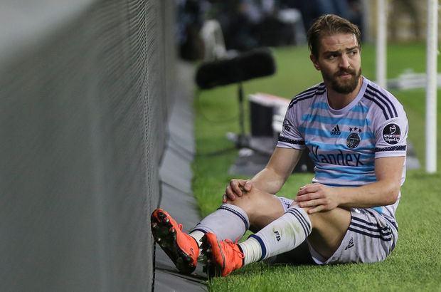 <p>Yeşil sahada tansiyonun yükseldiği anlarda zaman zaman başrol oynayan Caner Erkin, agresif tavırlarına Fenerbahçe'de de devam etti.</p>
