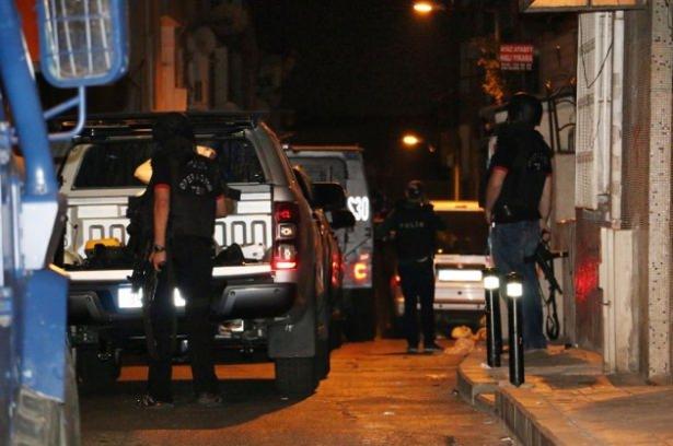 <p>İstanbul Emniyet Müdürlüğü Terörle Mücadele Şube Müdürlüğü ekipleri, sabaha karşı 04.00 sıralarında Okmeydanı'nda önceden belirlenen bir adrese baskın düzenledi.</p>
