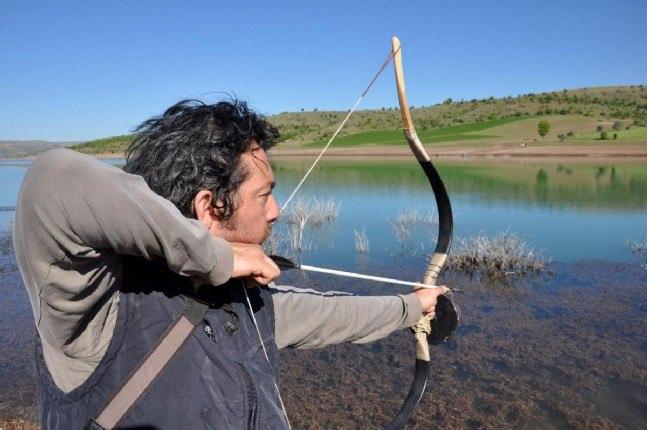 <p>Sivas Göktürk Okçuluk Derneği Başkanı Beysun, geleneksel Türk yayı kullanarak, yöredeki göl ve nehirlerde okla balık avlıyor. </p>
