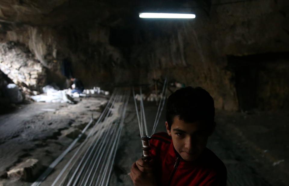 <p>Fabrika atığı malzemelerden hayvan bağlama, araba çekme gibi birçok işte kullanılan kendir üretiyoruz. Burada bizimle beraber çocuklar da çalışıyor. Onlar da mesleği öğreniyor. </p>
