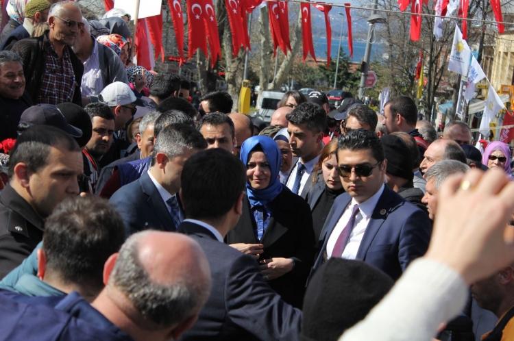 <p>Konuşması sonrasında  Regaip Kandili dolayısıyla hazırlanan pilavı dağıtmak için hemen yan tarafa geçti Bakan Kaya. </p>
