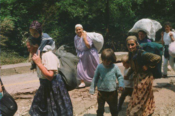 <p><strong>''Korkuyorlardı''</strong></p>
<p>Bayriç, <a href="http://www.aa.com.tr/tr/mod/tag/srebrenitsa">Srebrenitsa</a> soykırımından kaçan insanları ölüm yolunda görüntülediği anlara dair şunları söyledi:</p>
<p>''Gelen insanları bekliyordum. Burada onlara ilk yardımı orada yaşayan halk yapıyordu. O anlar gerçekten çok zordu. O tükenmiş insanlara bakmak acı veriyordu. Ulaştıklarında ne yemek ne de su arıyorlardı. Oğullar babalarını, babalar oğullarının varıp varmadığını soruyordu. </p>