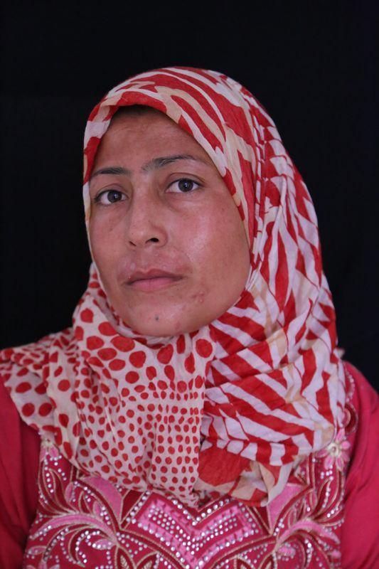 <p>Hama'dan 4 ay önce Reyhanlı'ya gelen 23 yaşındaki Fetva Muhsin, yaşadığı acılarını unutamıyor. Ülkesindeki saldırılarda yakın akrabalarını kaybeden Fetva, sığındığı topraklarda yaşadığı acı dolu günlerin izlerini silmek istiyor. Evli ve 2 çocuğu bulunan Fetva, kendisi gibi savaştan kaçarak Reyhanlı'ya gelen sağ kalabilen akrabasıyla yaşam sürüyor.</p>