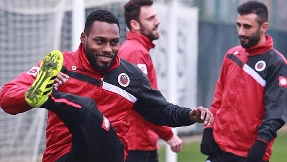 <p><strong>GENÇLERBİRLİĞİ GELENLER</strong><br />
<br />
Luccas Claro (Coritiba FC) - Bonservissiz - Stoper<br />
Bady (Atletico Paranaense) - Ofansif Orta Saha<br />
Jonathan Ring (Kalmar FF) - Bonservissiz - Sol Kanat<br />
Agon Mehmeti (Stabaek) - Santrafor<br />
Umut Sözen (Altınordu) - Bonservissiz - Orta Saha</p>
