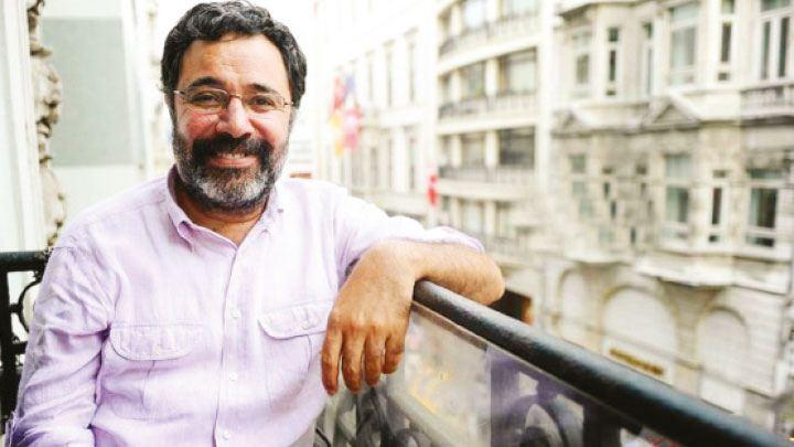 <p><strong>Ahmet Ümit</strong></p>
<p>Ünlü yazar Ahmet Ümit'in en büyük hobisi çiğ köfte yapmak. Ve bunu bir gelenek olarak gördüğü için damadını öğretti. Onunda bu geleneği sürdürerek oğluna öğretmesini istiyor.</p>
<p> </p>