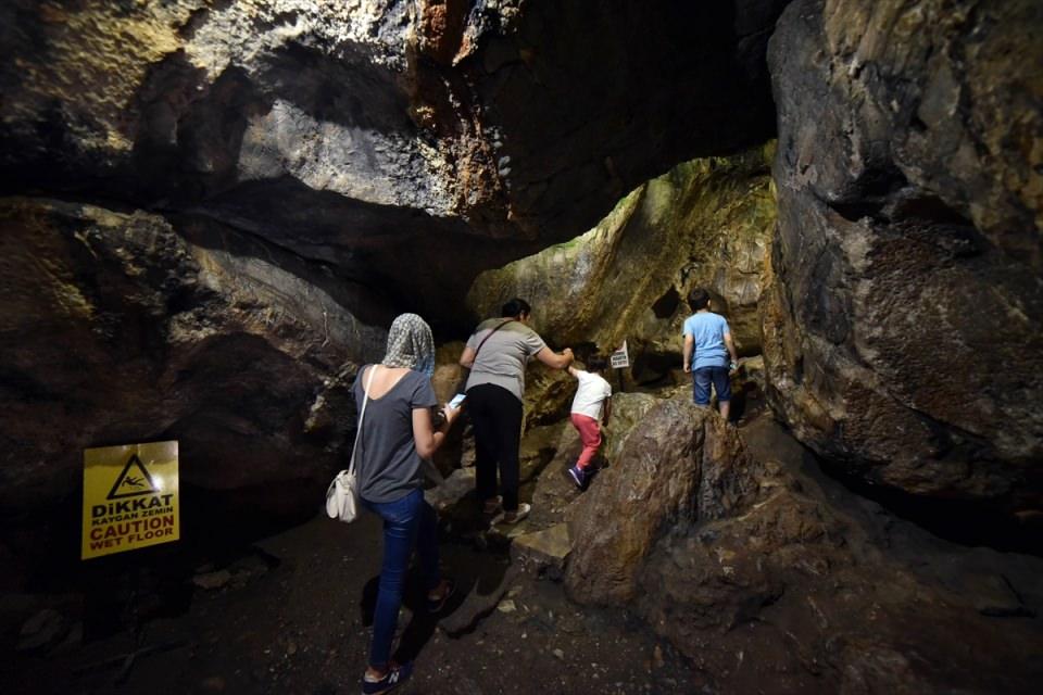 <p>Gençlerin, yüzyıllar sonra uyandırılmalarının ardından Tarsus'a alışverişe geldiklerinde ellerindeki paraların, 300 sene önceki kralın paraları olmasından dolayı tanınmalarından sonra, mümin olan o dönemin yöneticisinin kendilerini mağaraya kadar takibe aldırmasıyla, onların kaybolan 7 mukaddes, inançlı genç olduğunun anlaşılmıştır."</p>