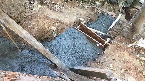 <p>Geçtiğimiz Cuma günü sabaha karşı basılan ve örgüt mensubuna rastlanmayan örgüt evinin altındaki tüneli incelemelerin ardından beton dökerek kapatan TEM ekipleri, devam ettirdikleri operasyonlar kapsamında örgüt üyesi olup, örgütsel faaliyetlerde bulundukları belirlenen M.Ö ve B.Ö isimli şahısları başka adreslerde yakalayarak gözaltına aldı.</p>