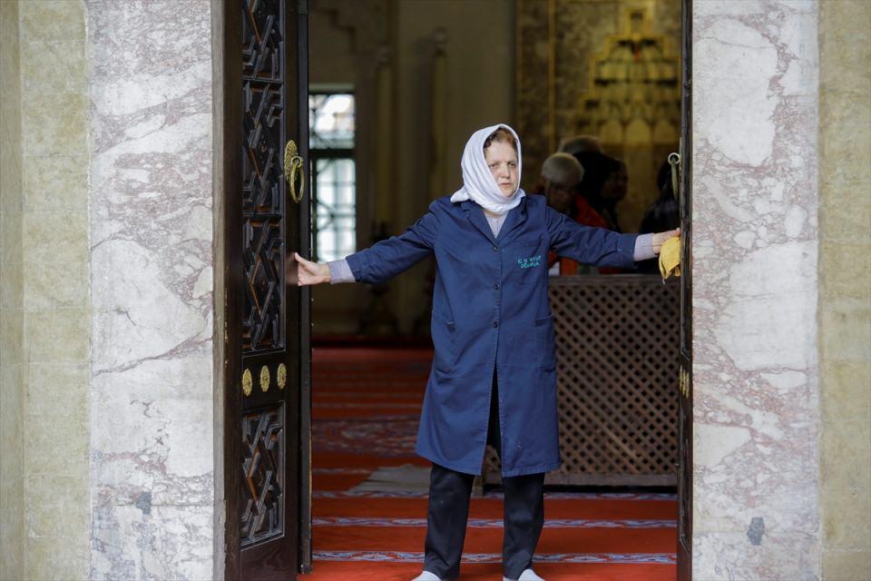 <p>Saraybosna'da her gün yüzlerce ihtiyaç sahibine iftar veren aşevinde de ramazan yoğunluğu yaşanıyor. İhtiyaç sahiplerine bu mübarek ayda destek olmak isteyen yardımseverler, ramazan öncesi bağış ya da gıda yardımı yapmak için aşevine geliyor.</p>
<p> </p>