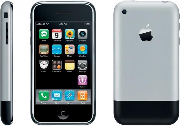 <p>Apple iPhone<br />
<br />
2007 yılında tanıtılan iPhone, esasında akıllı telefon deneyiminde baştan sona kadar bir çığır açtı.<br />
Bir noktadan sonra Nokia'nın tekelinde bulunan ve pek ilerlememeye başlayan pazar, birden kapasitif dokunmatik 3.5 inçlik ekranla tanışmıştı.<br />
Tamamen sezgisel ve kullanıcı deneyimini ön plana çıkartan yeni iPhone OS işletim sistemi, tamamen yeni bir sayfanın açılmasını sağladı.<br />
İlk nesil iPhone, belki N95'ten donanım olarak gerideydi. Fakat yeni geliştirilen işletim sistemi çok daha akıcı bir deneyim sunuyordu.<br />
Daha sonra çıkan Androd işletim sistemiyle beraber iOS, Windows Mobile ve Symbian'ı tarihin tozlu sayfalarına gömmeyi başardılar.<br />
 </p>
