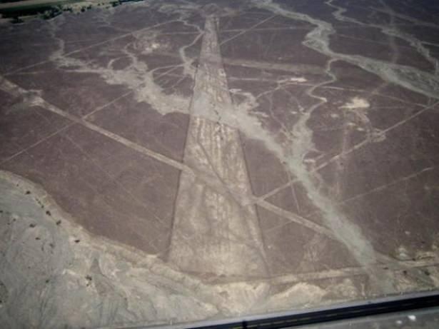<p><strong>UZAYLILAR İÇİN İNİŞ PİSTİ</strong></p>
<p>Peru'nun Pampa sahilindeki 450 kilometrekarelik alan üzerine çizili motifler, M.O. 300 üe M.S. 600 arasındaki dönemi kapsayan hayvan ve bitki şekillerini resmediyor. Nazca medeniyeti tarafından yapıldığı düşünülen bu garip motiflerin, uzaylılar için bir iniş pisti vazifesi gördüğü öne sürülüyor.</p>