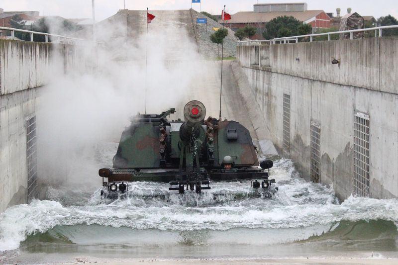 <p><strong>EMEKLİ TUĞGENERAL ERENEL: "BU OBÜSLER TÜRKİYE’NİN GÖZBEBEĞİDİR"</strong><br />
<br />
Yapım aşamasında görüntülenen obüsleri anlatan Emekli Tuğgeneral ve İstanbul Kemerburgaz Üniversitesi Meslek Yüksekokulu Müdürü ve İş Sağlığı ve Güvenliği Öğretim Üyesi Yrd. Doç. Dr. Fahri Erenel, "Türk Silahlı Kuvvetleri, geliştirdiği bu her iki 155 mm.lik obüsle, bu alanda dünyanın sayılı ülkeleri arasında yer almaktadır. </p>