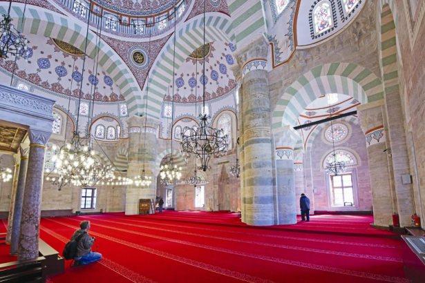 <p><strong>5- MİHRİMAH SULTAN CAMİİ</strong><br />
Mihrimah Sultan Camii, İstanbul’un Üsküdar’da yer alıyor. Sinan’ın Mihrimah Sultan’a olan gizli aşkı için yaptığı ve diğeri Edirnekapı’da yer alan iki eserden biri. Gce ile gündüzün eşit olduğu 21 Mart tarihinde Edirnekapı Camii’nin minaresinin arkasından güneş batarken, Üsküdar’da ki caminin minareleri arsından ay doğar.</p>
