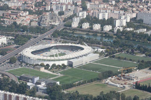 <p>STADIUM MUNICIPAL (YENİLENİYOR)</p>

<p> </p>

<p>Stadium Municipal, Fransa'daki en büyük sekizinci futbol stadyumu. Stadyumu Toulouse futbol kulübü ve Stade Toulousain ragbi kulübü kullanmaktadır. Ağırlıklı olarak futbol maçları için kullanılır. Aynı zamanda, Fransa Milli Ragbi Takımı'da içsahadaki maçlarını bu stadyumda yapmaktadır.</p>
