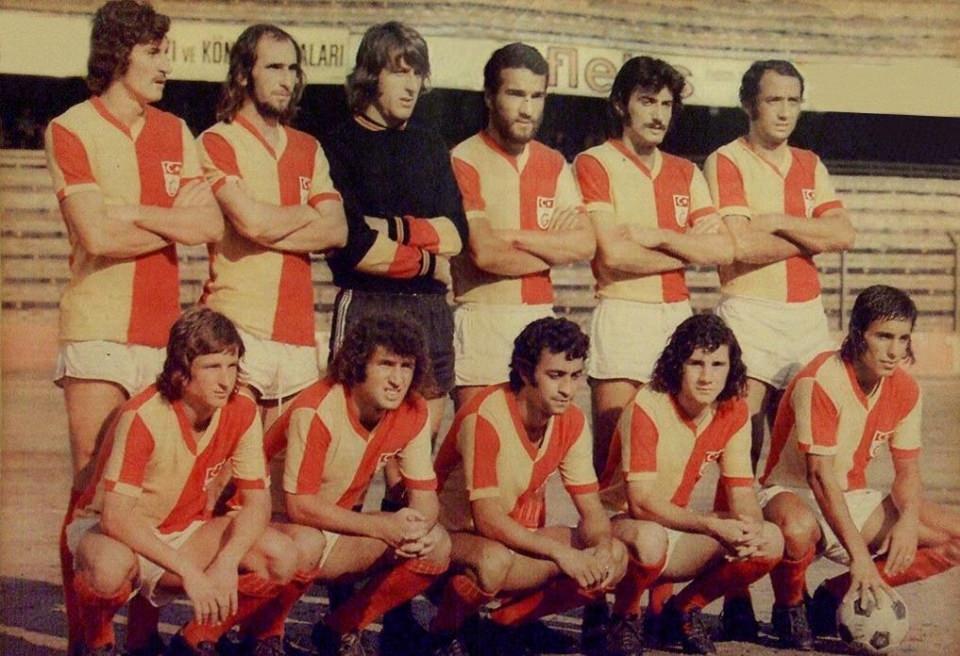 <p><strong>Galatasaray (1974-1975)</strong></p>
<p>1974-1975 sezonunda Türkiye 1.Ligi’ni 2.sırada bitiren ve Başbakanlık Kupası’nı müzesine götüren Galatasaray. Sarı-kırmızılıların teknik direktörü İngiliz Jack Mansell.</p>
<p>Soldan sağa</p>
<p>Ayaktakiler: Şevki Şenlen, Mehmet Özgül, Nihat Akbay, Metin Kurt, Ali Yavaş, Muzaffer Sipahi.</p>
<p>Oturanlar: Mustafa Ergücü, Fatih Terim, Mehmet Oğuz, Arif Kuşdoğan, Engin Verel.</p>