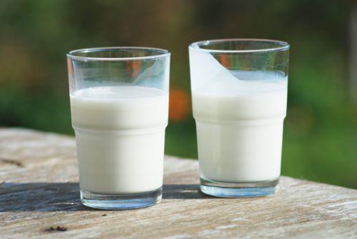 <p>Bilinci açıksa bol su ve tuzlu ayran verilmeli. Şuur bulanıklığı, havale geçirme gibi belirtileri varsa vakit kaybetmeden hastaneye götürülmeli. </p>