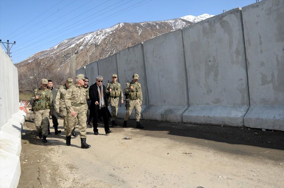 <p>Vali Çınar, AA muhabirine yaptığı açıklamada, Çeltikli Jandarma Karakolunun Siirt'e sınır olduğunu ve dağlık kesimde yer aldığını söyledi.</p>
<p> </p>
<p> </p>
