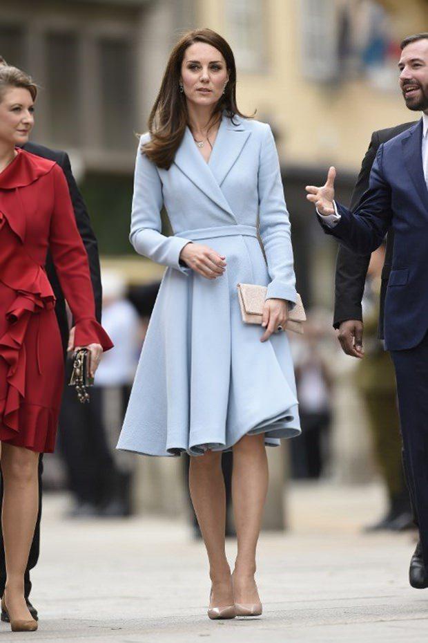 <p>İngiliz kraliyet ailesinin<strong> en gözde </strong>üyesi <strong>Cambridge Düşesi Kate Middleton</strong> bu kez şaşırttı. </p>
