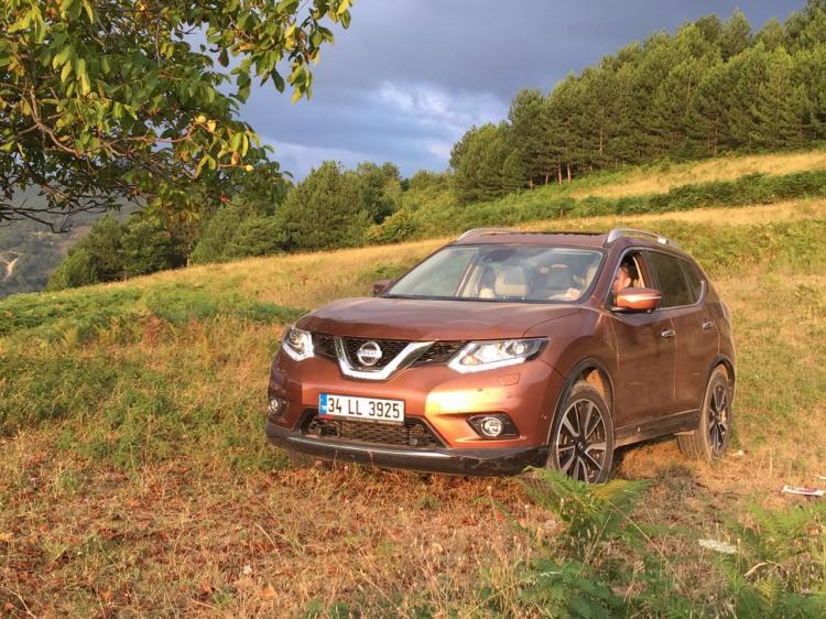 <p><span style="color:#FFA07A"><strong>BONUS BİLGİLER</strong></span></p>

<p>Nissan X-Trail, Euro NCAP güvenlik testlerinden beş yıldız aldı. Testlerden, yetişkin yolcuda yüzde 86, çocuk yolcuda ise yüzde 83'lül başarıyla ayrıldı.</p>

<p>X-Trail, yılın ilk 7 ayında 1.839 adet satarak, kendi sınıfında en çok satılan ilk üç model arasına girdi.</p>

<p>Aracın fiyatları 114.100 TL'den başlıyor. Bizim kullandığımız araç ise en üst donanım paketine sahip Platinum Premium Pack olup 153.700 TL'lik fiyat etiketine sahip.</p>
