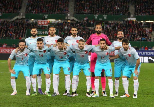 <p>A Milli Takım'ın yeni tasarlanan formaları ülkeyi adeta ikiye böldü. Kimisi klasik bantlı formamıza dönmemiz gerektiğini söylerken kimisi de yeni formaların tasarımından oldukça memnun. İşte Milli Takım tarihinden unutulmaz forma tasarımları...</p>