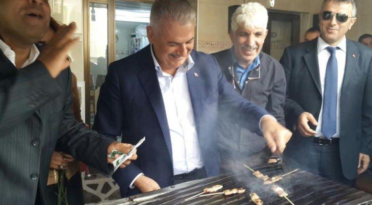 <p>İşte Binali Yıldırım'ın hafızalara kazınan fotoğraflarından bazıları...</p>