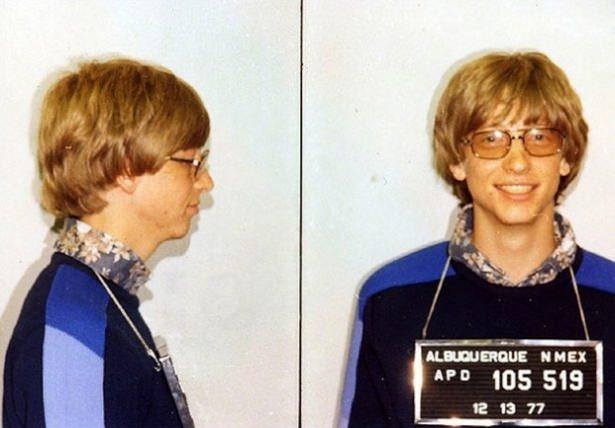 <p>Bill Gates, ehliyeti olmadan araç sürdüğü ve üstelik bir de kırmızı ışıkta geçtiği için 1977 yılında Meksika'da tutuklandı.</p>
