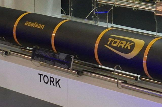 <p><strong>YAKIN GELECEĞİN SU ALTI SİLAHI</strong></p>
<p>Dünyada sadece birkaç ülkenin üzerinde çalıştığı yakın geleceğin en önemli su altı silahlarından biri olması beklenen Hard-Kill Torpido (Torpidoya Karşı Torpido-TORK) konusunda ASELSAN çok önemli bir aşamaya geldi. ASELSAN'ın su üstü gemilerinin torpidolara karşı savunulması amacıyla tamamen milli olarak geliştirdiği, özgün donanım ve yazılıma sahip TORK ile yüksek değerli unsur olarak tanımlanan ve stratejik öneme sahip su üstü gemileri denizlerde daha güvenli seyir yapma imkanına kavuşacak.</p>