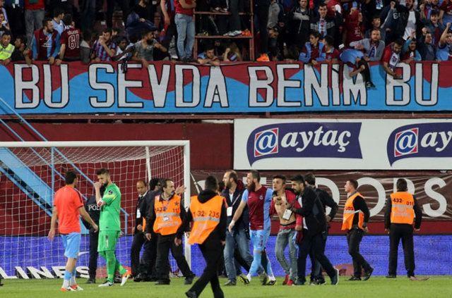 <p>Trabzonspor-Fenerbahçe maçında hakem Volkan Bayarslan'a saldıran 17 yaşındaki Oğuzhan M. ve dayısı Yılmaz Taşkın Beyaz TV mikrofonlarına çok şaşırtıcı açıklamalarda bulundu.</p>
<p> </p>