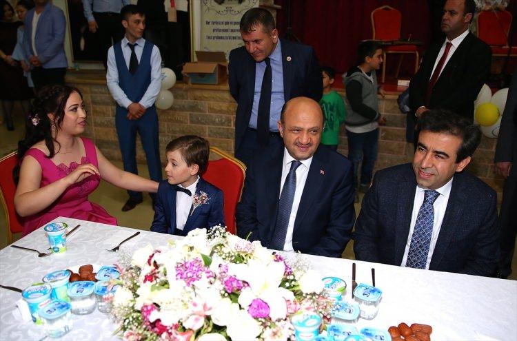 <p>Yağmur yağdığı için korumalar Metehan'a şemsiye tuttu. Bakan Fikri Işık'ın salona gelmesiyle başlayan düğünde Metehan ve annesi Zeynep Çakal karşılıklı zeybek oynadı.</p>