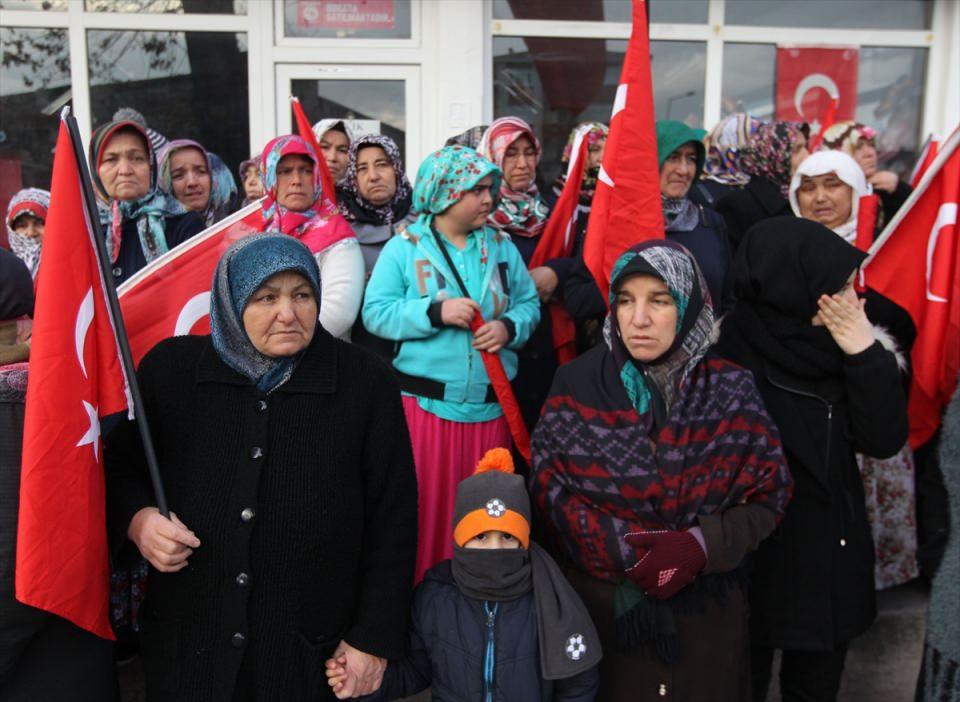 <p>Şehit Tanrıkulu'nun (21) naaşı Durağan ilçesindeki babaevinde helallik alındıktan sonra tekbirler eşliğinde İsmail Bey Camisi'ne getirildi. Burada saygı duruşunda bulunulduktan sonra İstiklal Marşı okundu.</p>

<p> </p>
