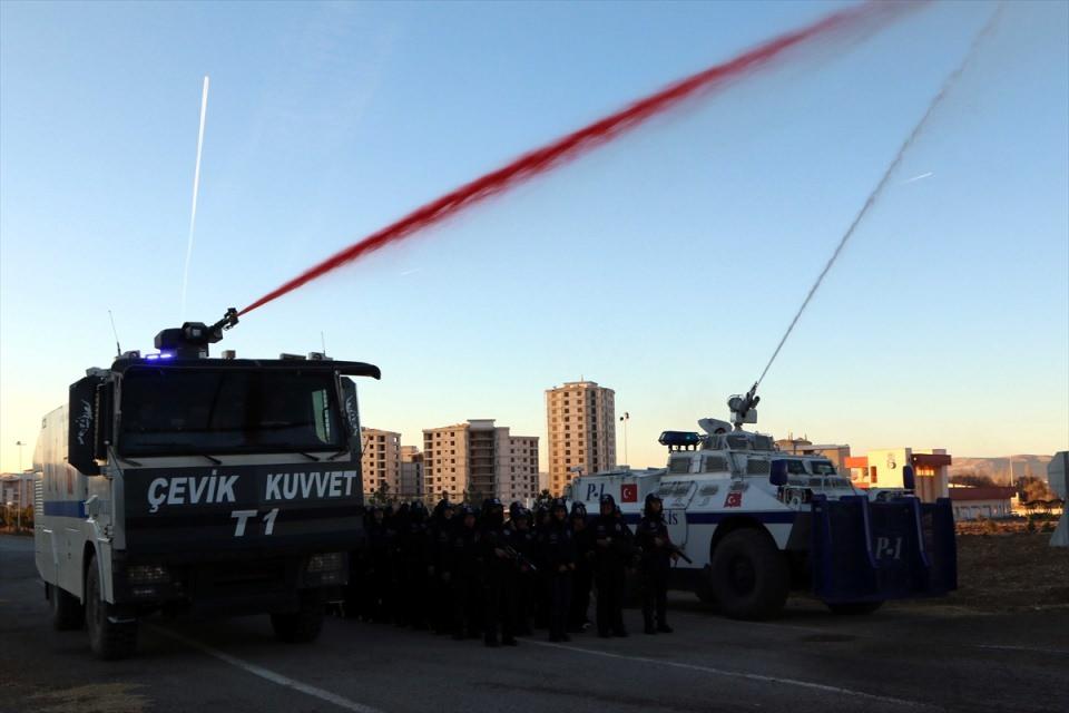 <p>Kadın polis adayları, 2 Eylül'de başlayan program kapsamında dünyanın en güçlü polis teşkilatları arasında gösterilen Türk Polis Teşkilatı tarafından 4 ay sürecek zorlu bir eğitim sürecine tabi tutuluyor.</p>
