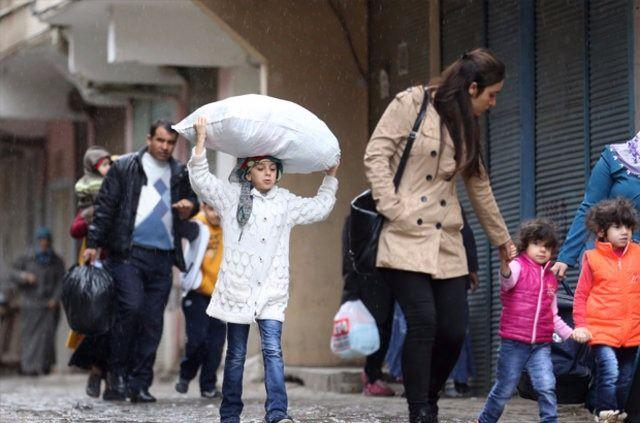 <p>Bu arada, çukur kazılan ve barikat kurulan ara sokakların çevresinde zırhlı araçlarla önlem alan güvenlik güçleri, bir sokakta roketatar mermisi ele geçirdi.</p>
<p> </p>