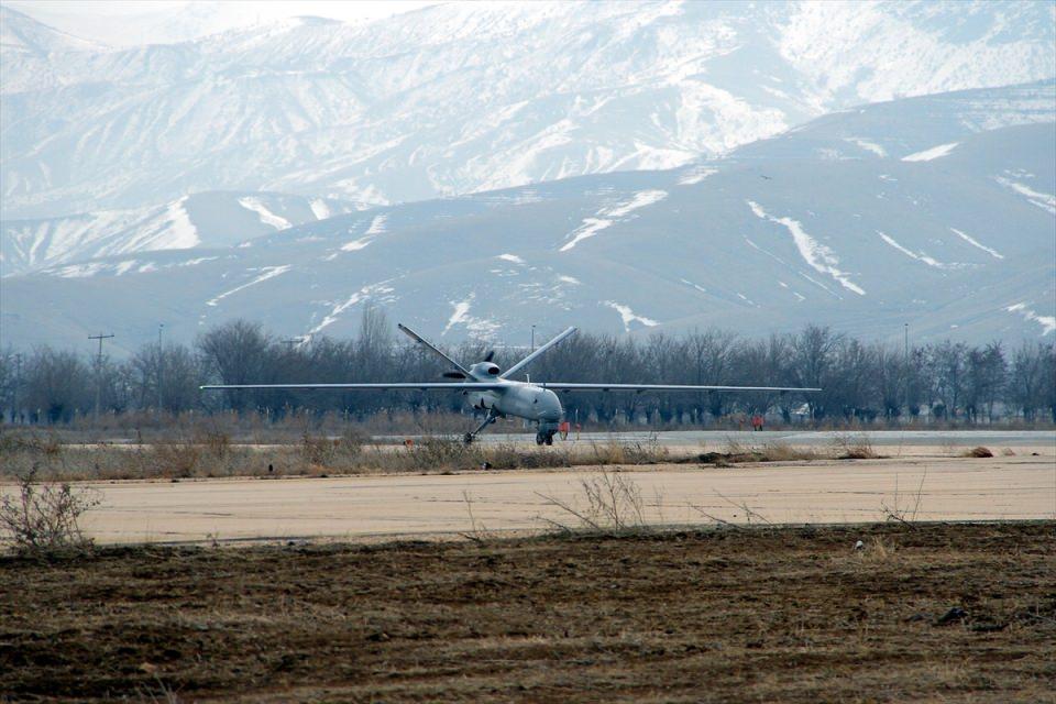 <p>Elazığ eski havaalanı hangarında konuşlandırılan insansız hava aracı ANKA, 4 saat süren ilk görev uçuşunu başarıyla tamamladı.</p>

<p> </p>
