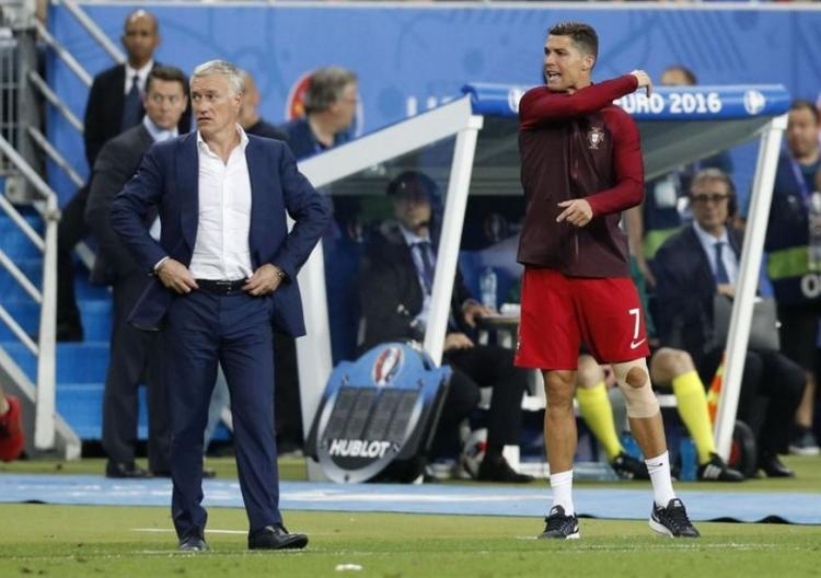 <p>Adeta basketbol koçu gibi yerinde duramayan ve takım arkadaşlarına talimatlar yağdıran yıldız futbolcunun bir pozisyonda Fransa Teknik Direktörü Deschamps'ın bulunduğu teknik alanının içine girmesi, büyük şaşkınlığa neden oldu.</p>

