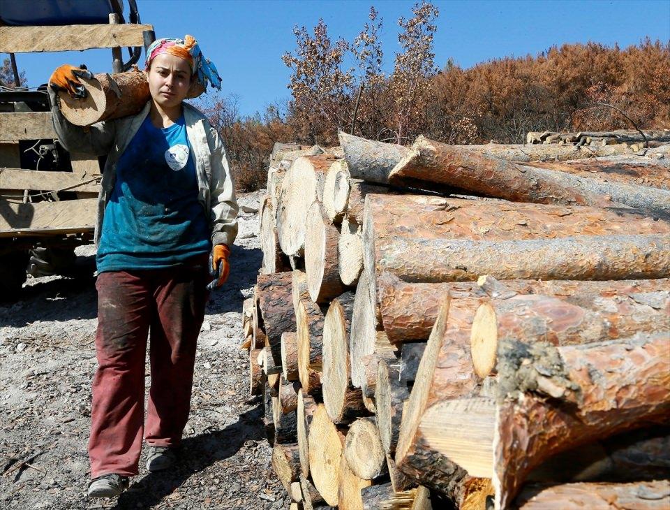 <p><strong>Eşinin anne ve babası orman yangınında ölmüş </strong></p>

<p>Orhan Şahin (31) de 18 yıldır ormanlarda çalışarak, geçimini sağladığını, eşi Sevinç'in en büyük yardımcısı olduğunu söyledi. </p>
