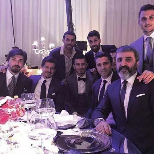 <p>Cenk Tosun'u mutlu gecesinde Fenerbahçe'nin eski kaptanı, şu anda Başakşehir'de futbol hayatını sürdüren Emre Belözoğlu da yalnız bırakmadı...</p>

