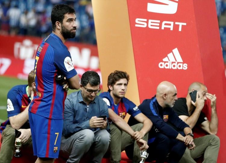 <p>İspanyol Sport gazetesi Barcelona'nın bu yaz 4 isimle bağlarını koparacağını bu isimlerden ikisinin kesin olarak Barcelona'nın 2018 kadrosunda yer almayacağını yazdı.</p>
