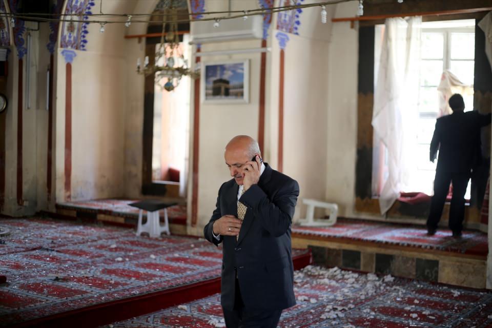 <p>Tarihi camide incelemelerde bulunan Karatepe, AA muhabirine yaptığı açıklamada, kentte yaşanan olayların son bulmasını temenni etti.</p>
<p> </p>