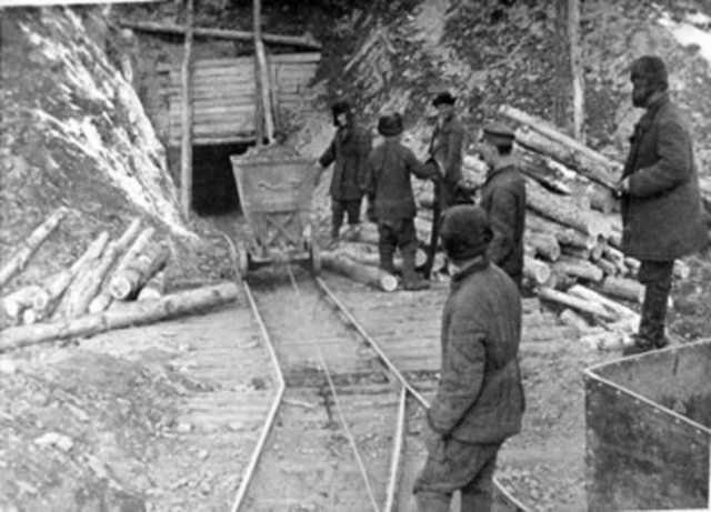 <p>GULAG'ın faaliyetleri sonucunda, 20. yüz yılın en parlak sanayi yapıları ortaya çıktı ve Stalin dönemindeki Sovyet sanayi devrimi gerçekleşti.</p>
