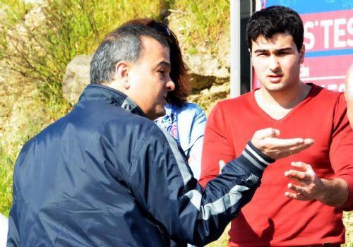 <p>Bodrum'da yeni ehliyet alan 19 yaşındaki E.K., yönetimindeki otomobille kontrolsüz şekilde yan yola girince, motosikletle çarpıştı. </p>

<p> </p>
