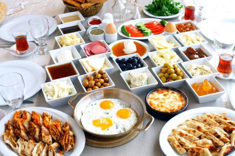 <p>Türk mutfağının her öğünü zengin içeriğe sahip ama '<strong>Kahvaltının mutlulukla bir ilgisi olmalı' </strong>dizesi bizi tam olarak tarif ediyor. Peki diğer ülkelerin kahvaltıları?</p>
