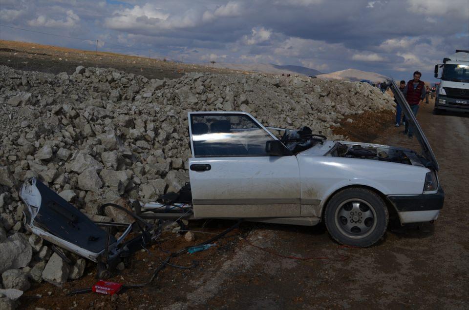 <p>Konya'nın Ilgın ilçesinde çarpışan iki otomobilden birinin ikiye bölündüğü kazada 5 kişi yaralandı.</p>

