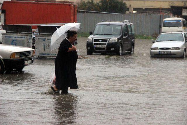 <p>Meteoroloji Müdürlüğü yetkilileri, dün (pazar) saat 09.00'dan itibaren metrekareye yaklaşık 150 kilogram yağış düştüğünü belirtti. Kuvvetli yağış nedeniyle dağlardan çamurla birlikte derelere akan sular denize boşalınca Çanakkale Boğazı'nın rengi de kahverengiye dönüştü. Ayrıca derelerden akan pislikler de denizde öbekler halinde görüldü.</p>

<ul>
</ul>

<ul>
</ul>

