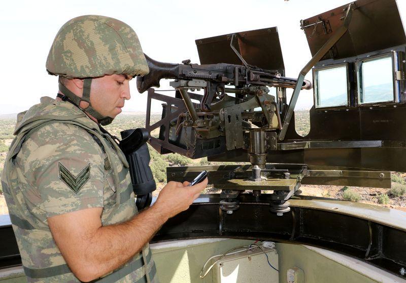 <p>Suriye sınırına yakın noktada yer alan karakollarında, gözleri sınırda, kulakları komutanlarında olan Mehmetçik, vatanı koruma görevlerini bayramda da aynı hassasiyetle sürdürüyor.</p>
