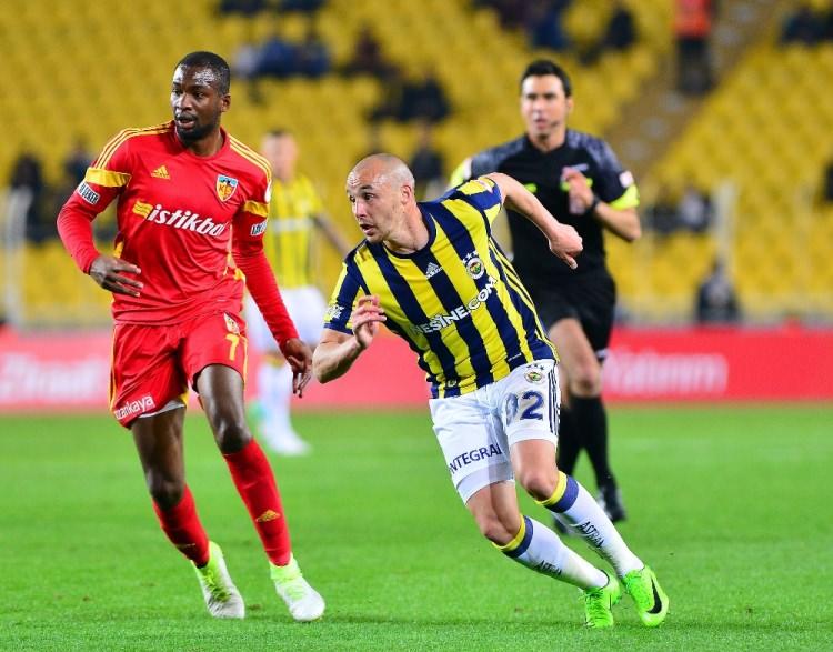 <p>2019 yılına kadar Fenerbahçe'yle sözleşmesi bulunan futbolcu için son kararı, takımın başına gelecek yeni hocanın vermesi bekleniyor.</p>
