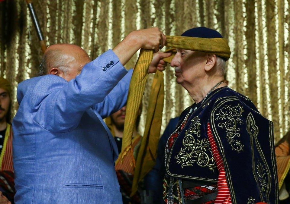 <p>Türkiye'nin aydınlık geleceğe hızla gittiği o dönemde ortaya "aczmendilerin" çıktığını, akşam saatlerinde "Sürekli aydınlık için bir dakikalık karanlık" söylemlerinin ortaya atıldığını anlatan Kahraman, "Gayet uyum içinde görevini yürüten hükümeti, güzelim hükümeti sona erdirdiler. Aynı şeyi şimdi yapamadılar. Toplumda tam bir uyanış var. Vatan sevgisi, bayrak sevgisini içimizde taşıdığımızı 15 Temmuz'da meydanlar gösterdi." diye konuştu.</p>
<p> </p>
