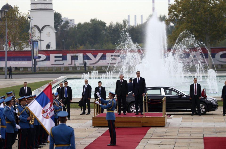 <p>Cumhurbaşkanı Recep Tayyip Erdoğan, resmi temaslarda bulunmak üzere geldiği Sırbistan’ın başkenti Belgrad’da Sırbistan Cumhurbaşkanı Aleksandar Vucic tarafından Sırbistan Sarayı’nda resmi tören ile karşılandı.</p>

<p> </p>
