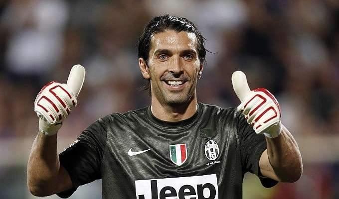 <p>3. Gianluigi Buffon<br />
<br />
1997'den beri sahalarda olan kaleci, kaptanlığının yanı sıra 165 milli maçta forma giydi ve altın ayakkabı ile ödüllendirildi.</p>