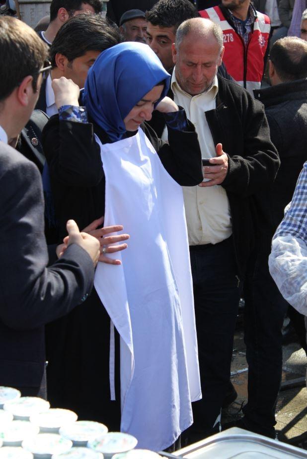 <p>Önlüğü takan Kaya, pilav tenceresinin başına geçerken de kadın titizliğini gösterdi. </p>

